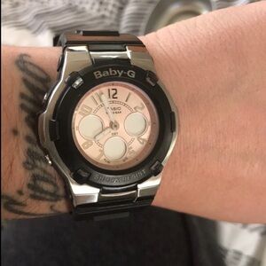 Woman’s 2000's Vintage G Shock in Rose Gold and Black ( NEEDS NEW BATTERY)